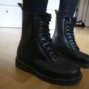  - Dr. Martens i väldigt fint skick. Väldigt sparsamt använda. Materialet är gummi!!  Köparen står för frakt!