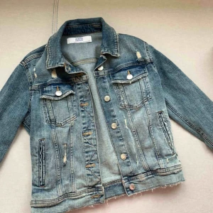 Jeansjacka zara - Oanvänd jeansjacka från zara i storlek S. Kan mötas upp i Göteborg eller posta:)