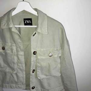 En ljus mintgrön jacka köpt från Zara. Jackan är i nyskick. Köptes för 300kr för 3 månader sen.💞 frakt ingår i priset 