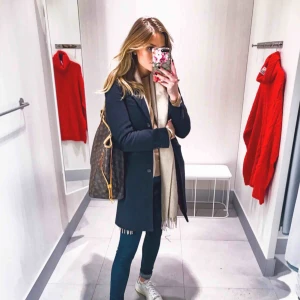  - Navy kappa från Morris i modellen ”Loren”, fint skick. Storlek 32, passar även 34. 