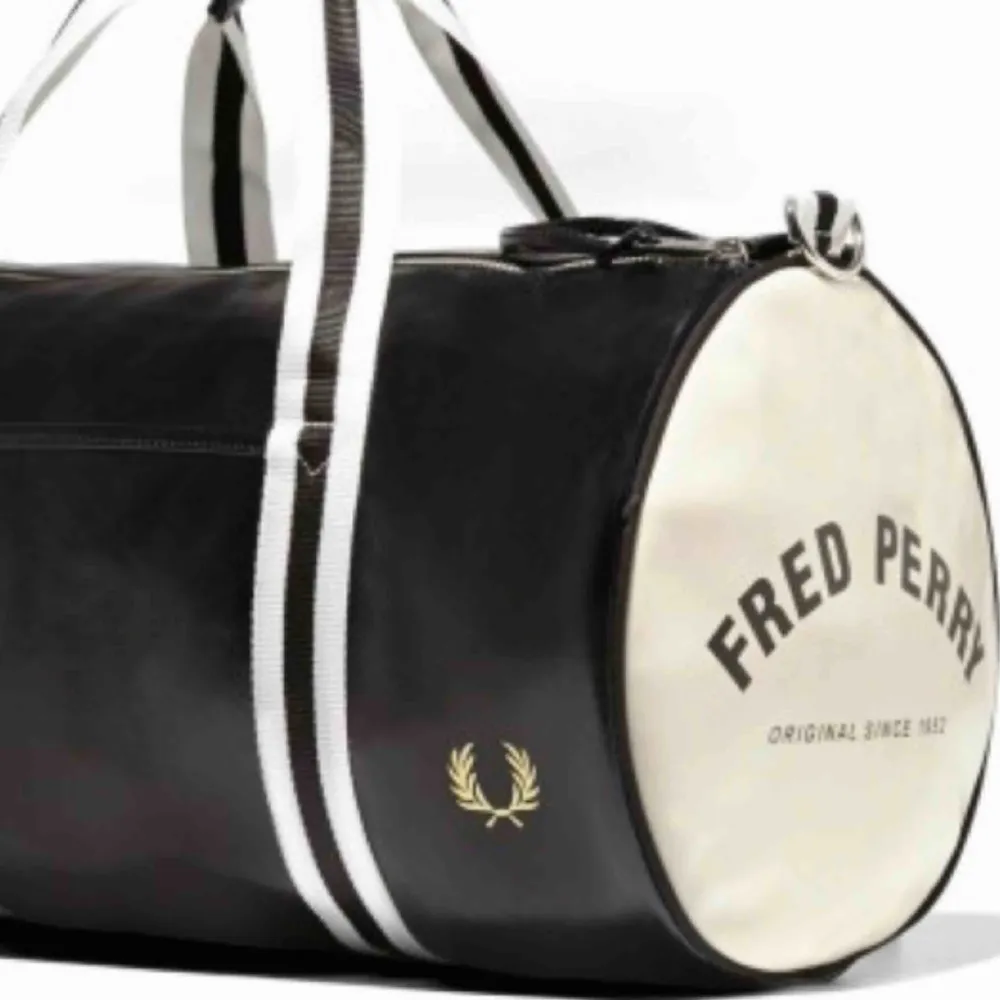 Säljer denna as snygga väska från ”fred Perry” använd endast en gång pga att jag inte känner att jag fått någon användning av den. Nypris runt 900kr skriv för egna bilder!. Väskor.