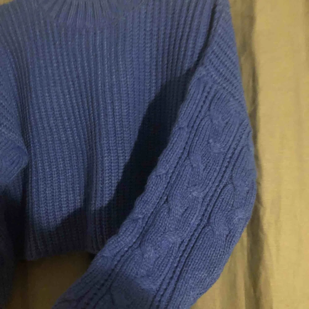 Cropped stickad tröja i fin blå färg . Stickat.