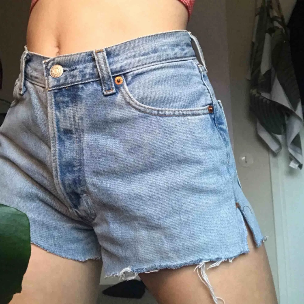 Levi's shorts!! Köpta på Stockholms stadsmission. Yes, ljusa trevliga och jag har normalt 25-26 i waist! Om du har någon fråga eller vill ha fler bilder så är det bara att skriva!<33. Shorts.