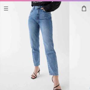 Mom jeans i bra skick! De är storlek 34 och sitter som ett par XS/S. Nypris 500kr och de säljs för att de är för små för mig, den som köper betalar också för frakt 