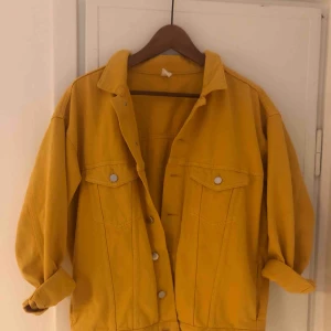  - Skitsnygg oversize jeansjacka i en fantastisk gul färg. Den är i storlek 34 men eftersom den är oversize så är den snyggt stor även på mig som är en 36-38