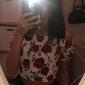  - Fin topp med rosor på, maghöjd. Passar XS och S. Nästan aldrig använd!