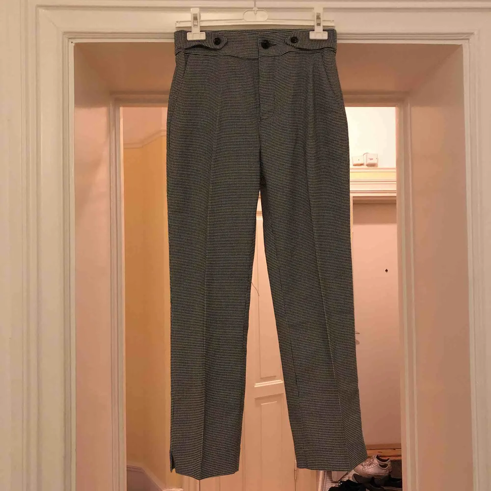Kostymbyxor från Pull&Bear Storlek M dock ganska små i storleken  Extremt bra skick - använda en gång Säljes pga för små . Jeans & Byxor.