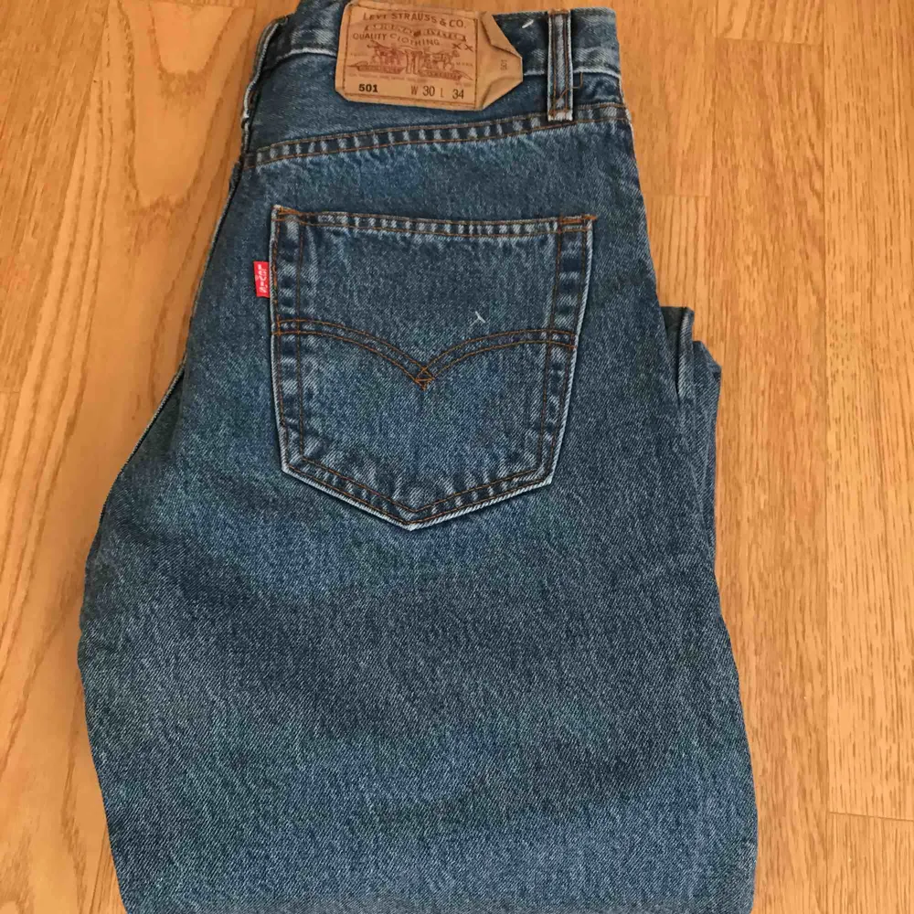Skit snygga Levis jeans som aldrig är använda! Har just tagit bort lappen😊 långa så man får klippa och styla själv💘. Jeans & Byxor.