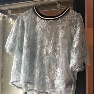  - Blågrön mesh-tröja med blombroderi från hm, knappt använd, i storlek M  Kan mötas upp i Lund annars tillkommer frakt🦋