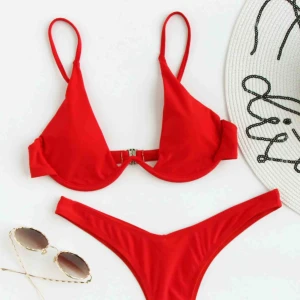  - Superfin bikini från Shein, står storlek M på lapparna men skulle säga att den är mer som en S. Passar tyvärr inte mig så aldrig använd, enbart provad och tvättad en gång.