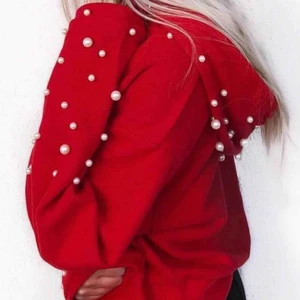  - Röd hoodie från Chiquelle. Använd ett fåtal gånger så fint skick.