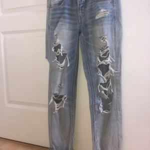 Slitna jeans storlek 6 us från american eagle  - Använda ett fåtal gånger och är i väldigt bra skick. De är i en boyfriend modell och är ganska low waised. Det är slitningar både fram, bak och på fickorna. Vid intresse kan jag antingen mötas upp i Stockholm eller frakta men man betalar själv för frakten