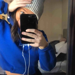  - En jätte fin blå hoodie köpt här på plick, säljer för 200 kr + frakten. Stl S💕