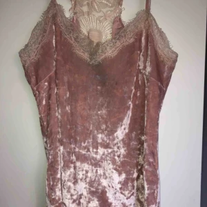  - Linne i sammet med spetsdetaljer💗