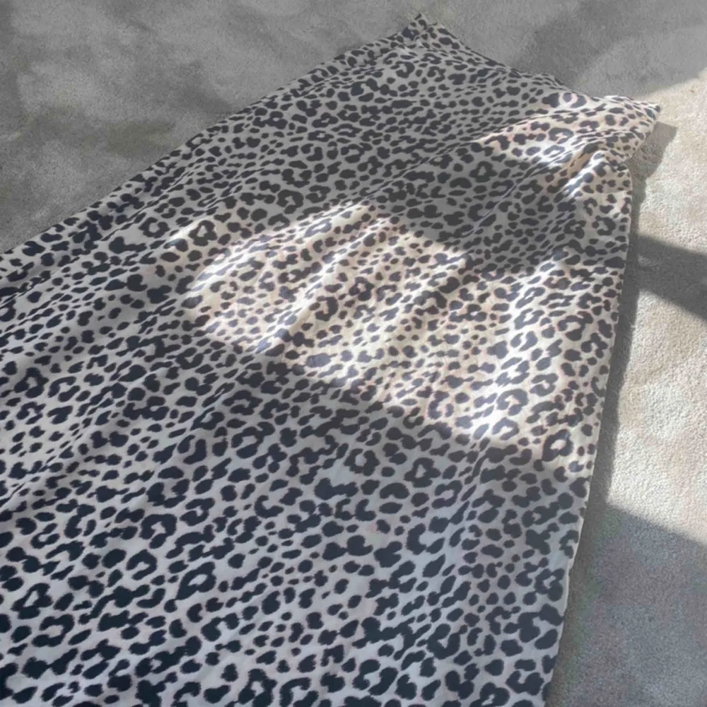 Säljer denna sjukt snygga silkes leopardkjolen köpt förra sommaren💞 frakt inkl i priset. Säljes då den inte kommer till användning. . Kjolar.