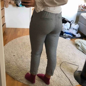 - Fina kostymbyxor från Gina Tricot, som tyvärr är lite små. Resår i midjan. Köparen står för frakten🌟🌟
