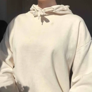 Hoodie - Jättemysig hoodie i storlek L, passar på I princip alla fast i olika passform. På bilden har jag den som har storlek S. 