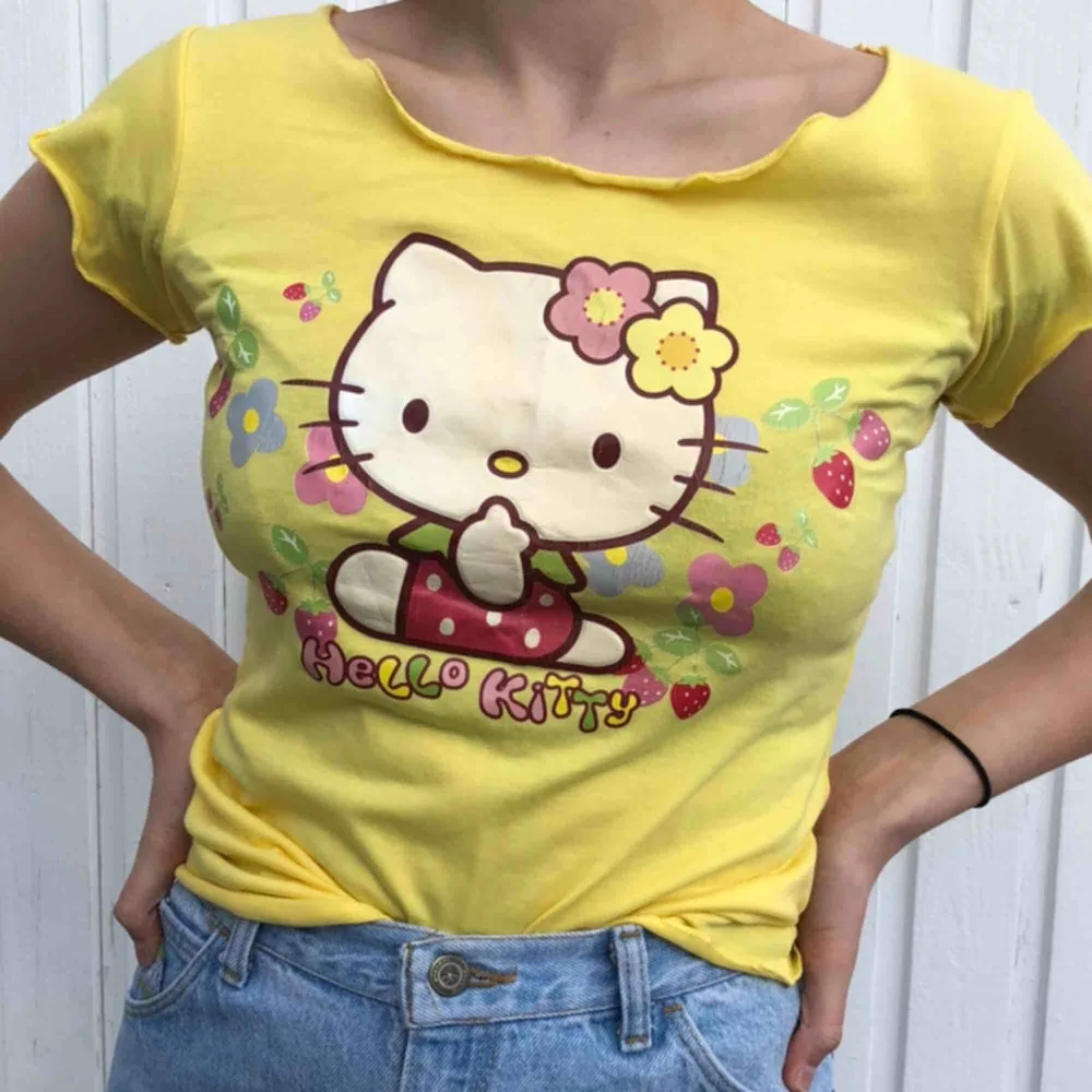 Säljer min super söta gula hello Kitty t-shirt . Toppar.