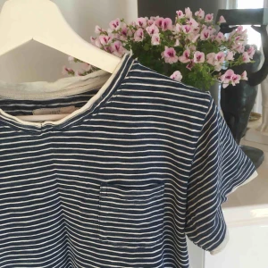  - Somrig randig t-shirt från H&M. I storlek 158/164 Small. Frakt ingår ej. :)