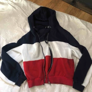  - Jätte fin hoodie me dragkedja från H&M, har användt den bara 3 ggr så den är nästa ny❣️