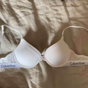 Calvin Klein bh - En mjuk och bekväm bh från Calvin Klein! Säljer pga att den är för liten för mig🦋 i jättebra skick!