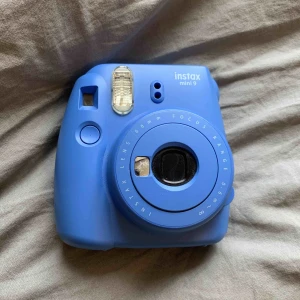  - En instax mini 9 kamera som är i bra skick förutom lite repig på som man kan se på andra bilden. 