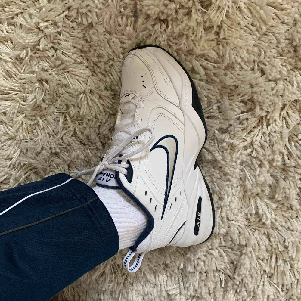 säljer mina nike monarchs pga att de inte kommer till användning:( nypris: 550kr. skick: nästan som nya, använda ett fåtal gånger. storleken funkar på mig som normalt har 39 i storlek. Skor.