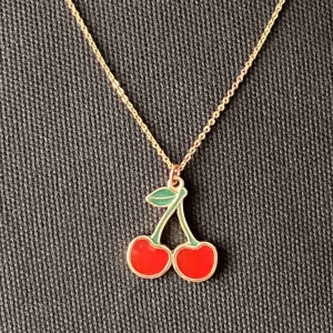 Halsband - 🍒Guld halsband med körsbärs berlock. Frakt tillkommer på 11 kronor. Betala med Swish. 🍒 