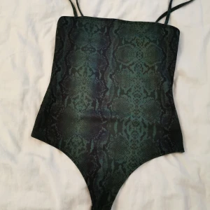 Grön body  - Med ormskinns mönster. Från nelly. Storlek s. Använd 1 gång 