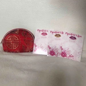 Läpptatueringar - Fin fodral + 3st läpptatueringar! Köparen står för frakten men kan även mötas upp i Uppsala, Knivsta eller Sigtuna. Tveka inte att fråga mig om något! 💋