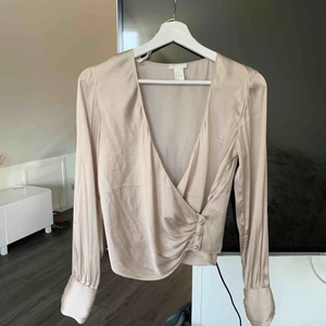  - Beige sidenblus från hm med snygga knappar som detaljer. Passar mig som har 34