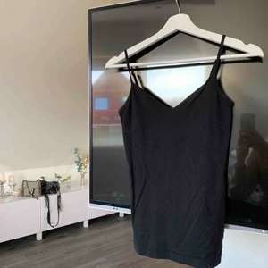  - Helt vanligt svart linne.