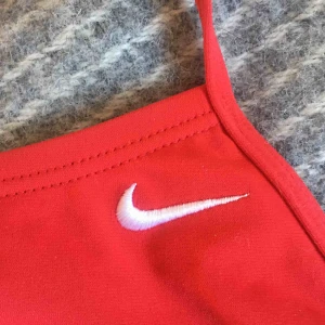  - Världens finaste baddräkt från Nike. Öppen rygg och hög vid höfterna. Använd kanske 3 gånger. Storlek: UK12, Passar som 38 men också 36 och 40 beroende på hur man vill att den ska sitta💛