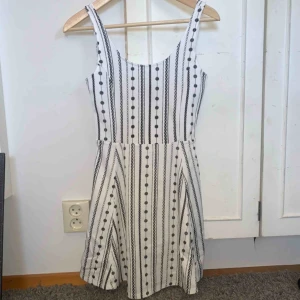  - Vit klänning med svarta detaljer från divided H&M, storlek S/36, aldrig använd. Kan skickas.