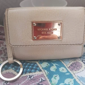 MK plånbok  - Michael kors plånbok som köptes för ex antal år sedan, äkta men tyvärr inget kvitto kvar där av priset! 