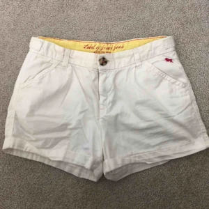  - Vita shorts i en mer dressad modell från HM. Dessa är i barnstorlek 152 och jag kan därav inte testa dem på. Men jag skulle tro att de passar en xxs bra🤩