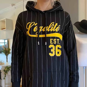  - Hoodie klänning från H&M , går under ungefär till knäna. Jättemjuk inuti 