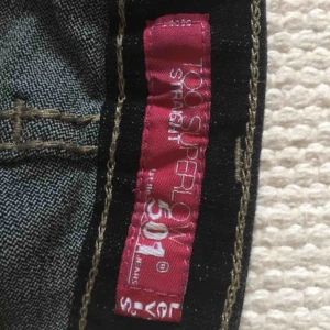LEVIS - Helt nya OANVÄNDA LEVIS jeans mörkdenim, med raka tighta ben. Står inte strl, men är helt klart XS . Mkt låg midja !! 
