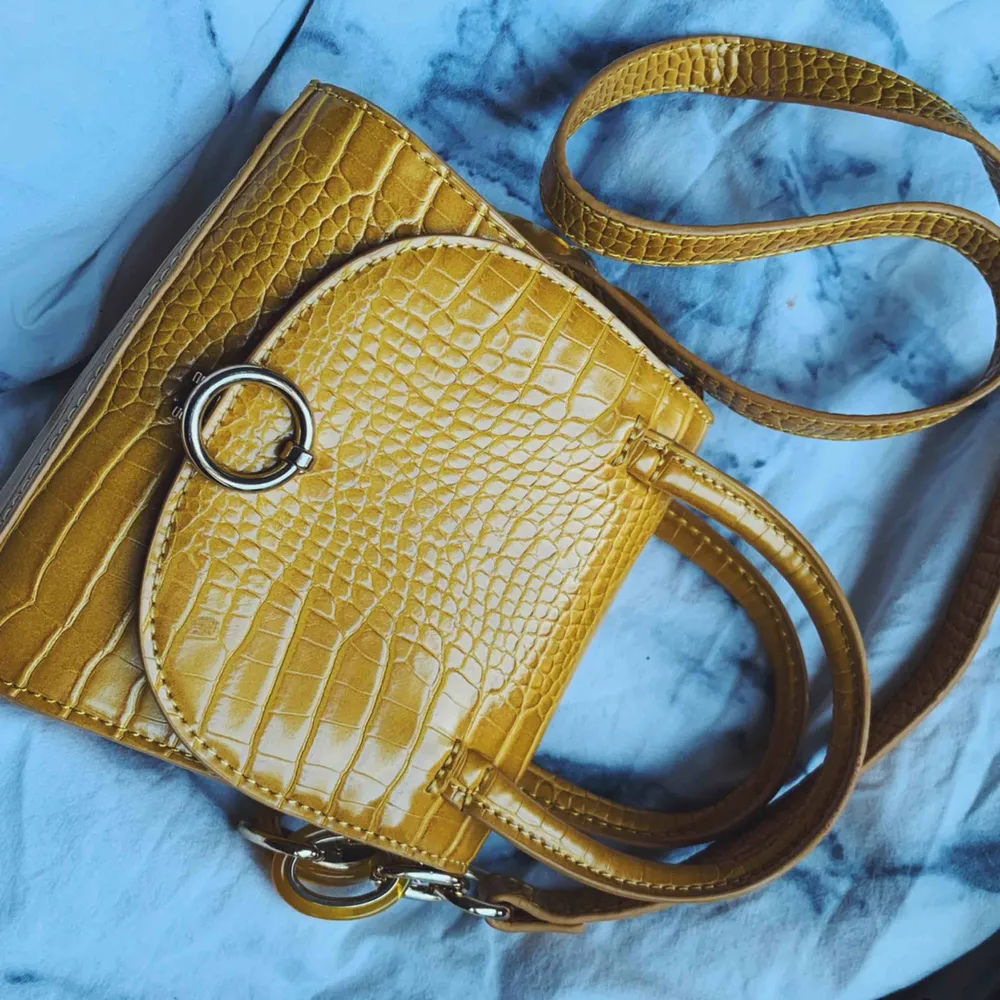 Super elegant handväska med kedja 😍 (frakt ingår i priset ) . Väskor.