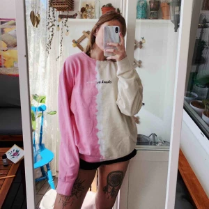  - Sweatshirt från Ariana Grandes merch från Sweetener World tour. Använt endast 1 gång, den är väldigt skön men säljer den då jag inte är så bekväm i färgerna. Köptes för 700 men säljer för 300 och frakt tillkommer för köparen. 