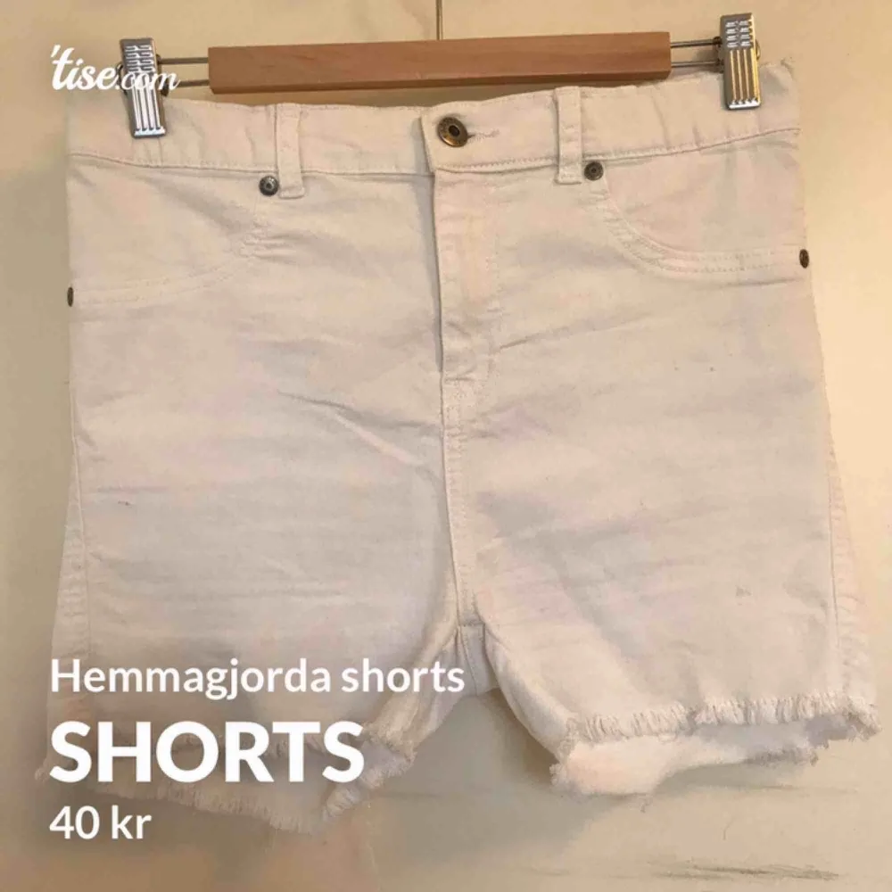 Dessa var ett par vanliga jeans men gjordes om av den tidigare ägaren.  Jag skulle säga att dessa är M men det står på lappen att dom är L (antar att dom har krympt i tvätten) . Shorts.