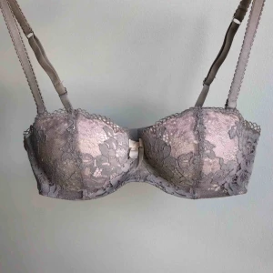  - Snygg balconette bh med uttagbara inlägg i kuporna. (Frakt tillkommer om den ska skickas)