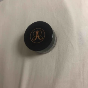  - Hej säljer min Anastasia dip brow i färgen dark Brown pågrund av att jag använder ögonbryns penna  det är mycket produkt i och den är använd ett fåtal gånger har använt en ögonbryns borste såklart (produkt köpt för 270kr sänker ej priset) FRI FRAKT !!!🥰