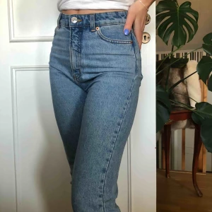  - Supersnygga jeans från monki i modellen High waist relaxed Kimomo jeans
