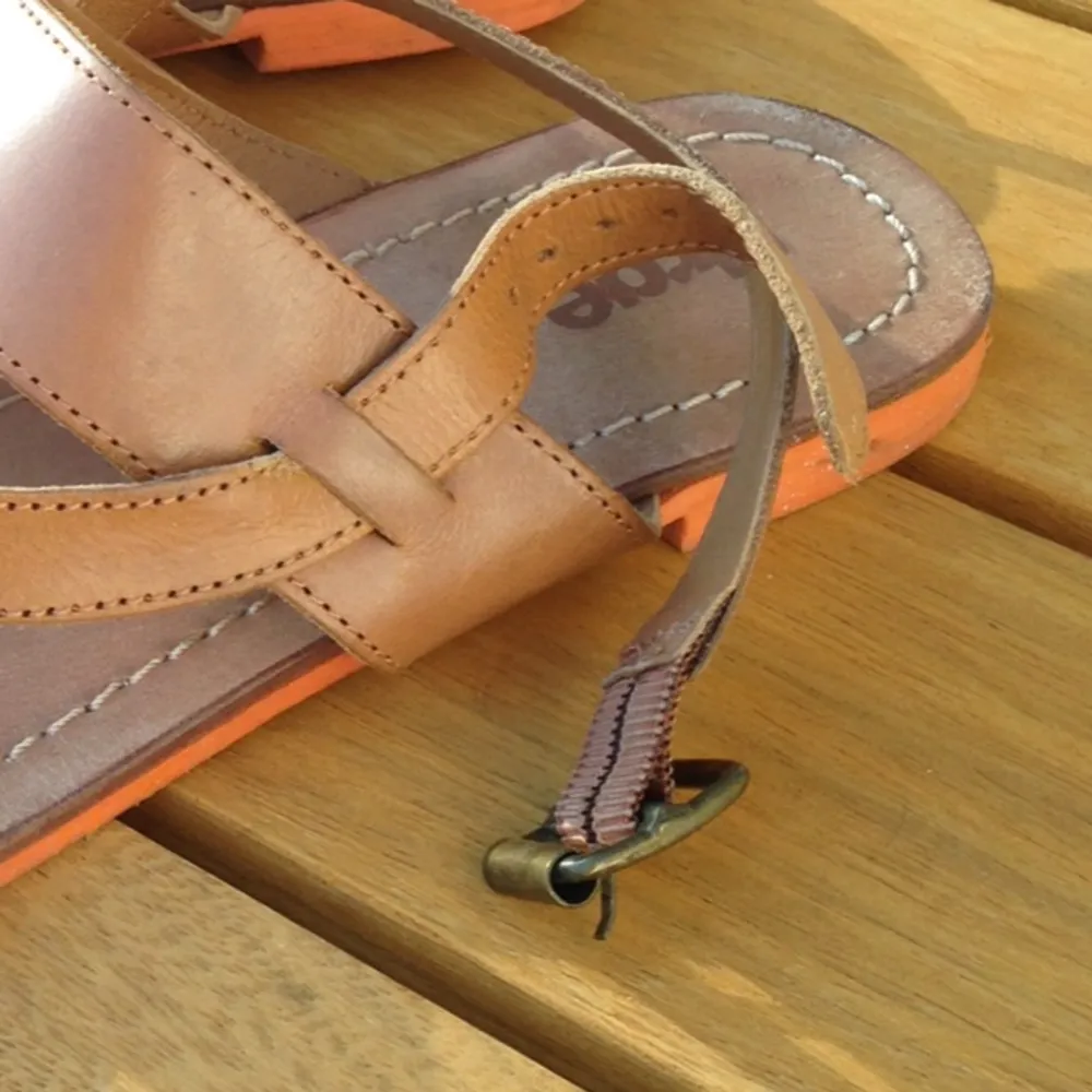 Måste sälja mina fina urge sandaler från Melbourne pga lite små för mig som har 38-39 :( . Skor.