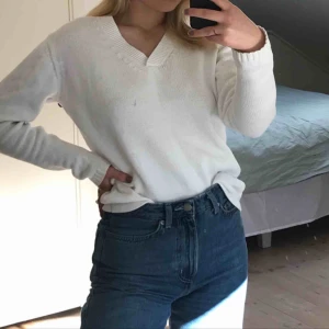  - Superfräsch stickat vit tröja, perfekt till vanliga jeans eller kjol nu till vår/sommar på lite kallare kvällar. Passar även mig som är storlek S, tycker själv att det blir snyggt när man stoppar in tröjan!!☺️ Köpare står för frakt💕