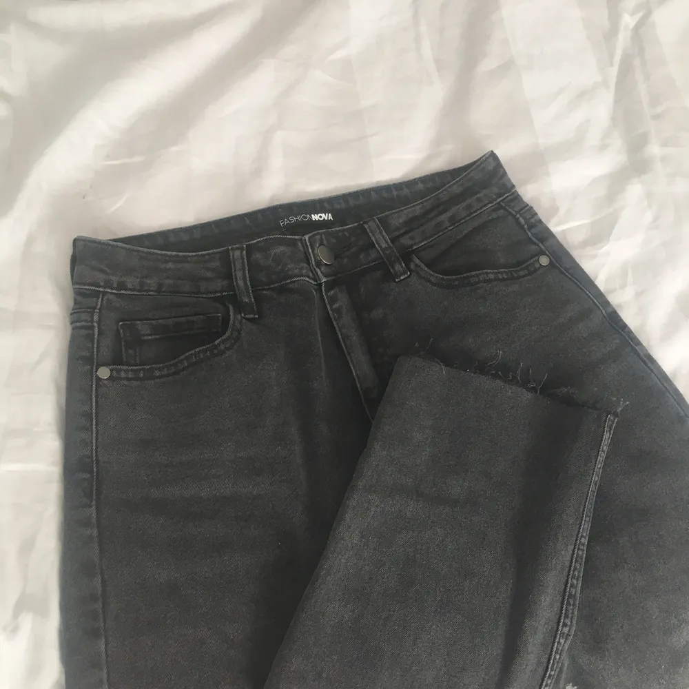 Super populära charcoal jeans från Fashionnova. Mom jeans modell, näst intill helt oanvända. Jätte stretchigt och verkligen skönt rörligt material som alla fashionnova jeans! Strl 5 på hemsidan. Säljer då de är för stora på mig!. Jeans & Byxor.