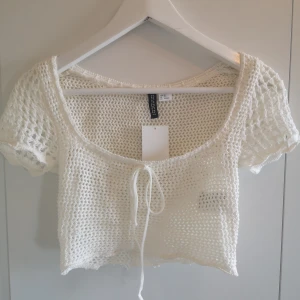 Somrig virkad top  - Oanvänd top från H&M. Frakt 20kr