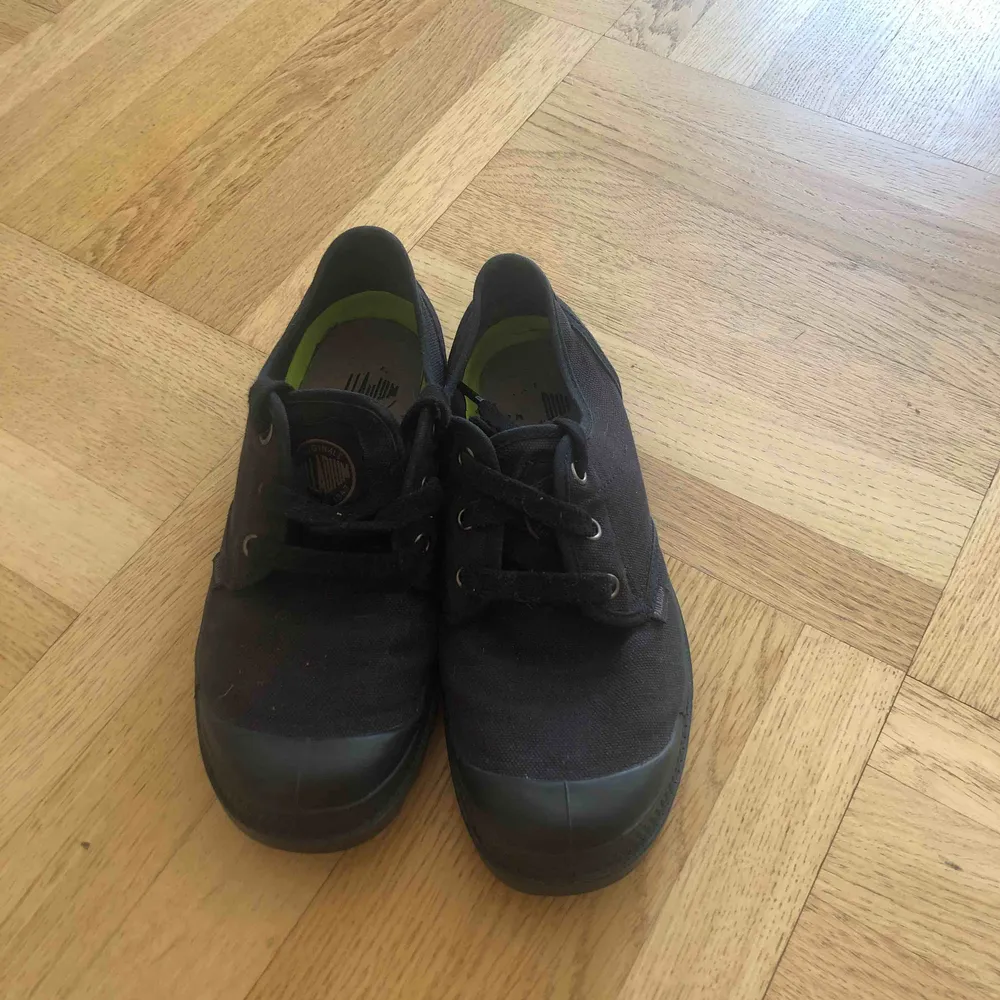 Säljer ett par svarta låga  palladium skor som tyvärr inte har kommit till så mycket användning.ny pris 799 mitt pris 200 Kan mötas upp i Göteborg eller frakta . Skor.