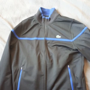 Lacoste zip tröja - Bra skick och inte alls utsliten. Skriv om ni har frågor kring något. 